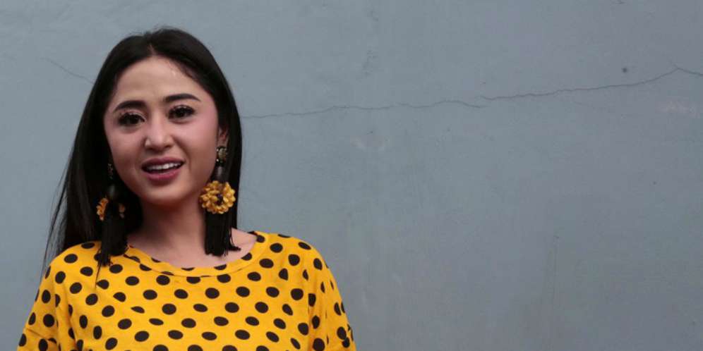 Diingatkan Soal Aurat, Begini Reaksi Dewi Perssik