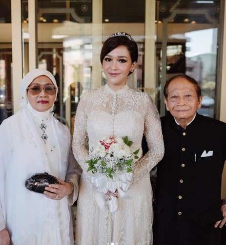 maia dan kedua orangtuanya