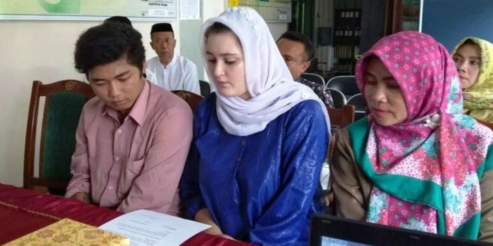 Terpikat Pemuda Kuningan, Bule Ini Jadi Mualaf dan Akan Nikah