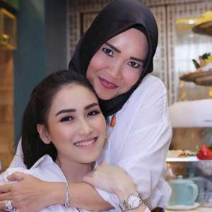 Unggah Foto Bareng Ayu Ting Ting, Pakain dan Hijab Umi Kalsum Dicibir