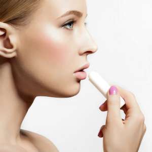 5 Fakta Lip Balm yang Perlu Kamu Tahu