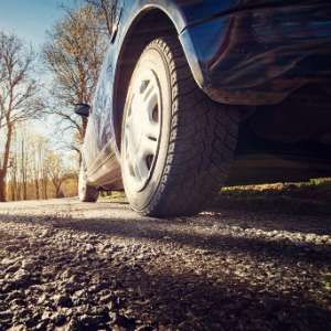 Kendarai Mobil dengan Ban Penuh Paku, Lihat yang Terjadi