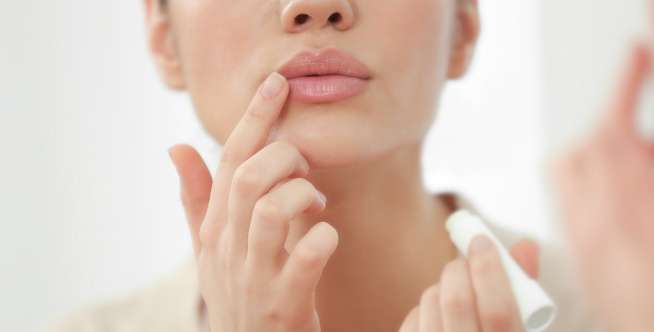 2. Menjaga Kelembapan Bibir Sebelum Tidur