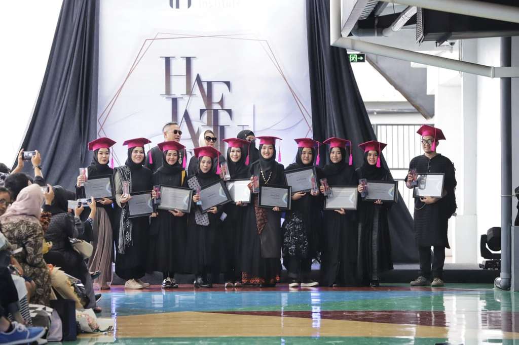 Modest Wear yang Terinspirasi dari Taksi hingga Video Game | Dream.co.id