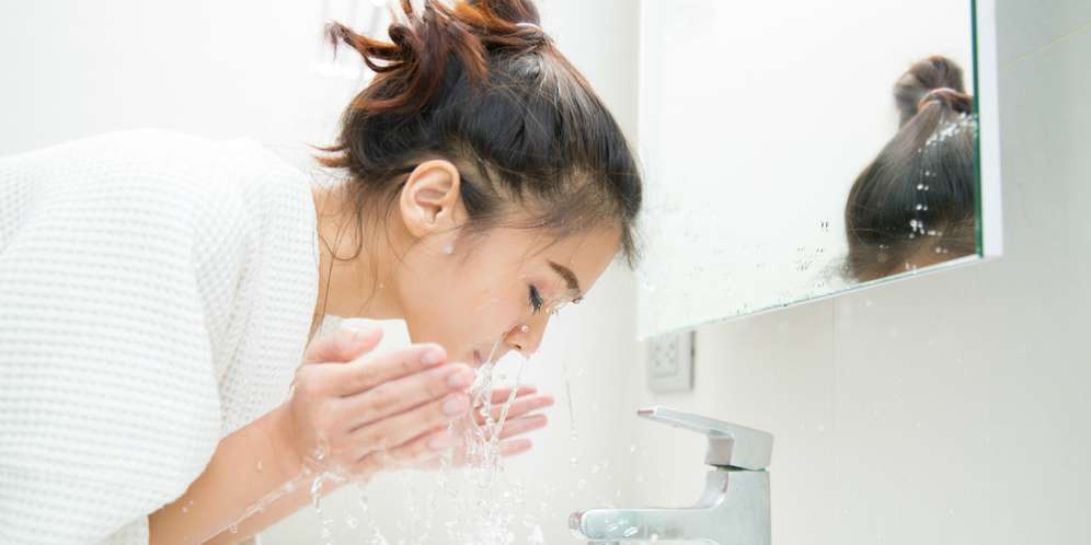 7 Alasan Tidak Boleh Cuci Wajah Pakai Sabun Mandi