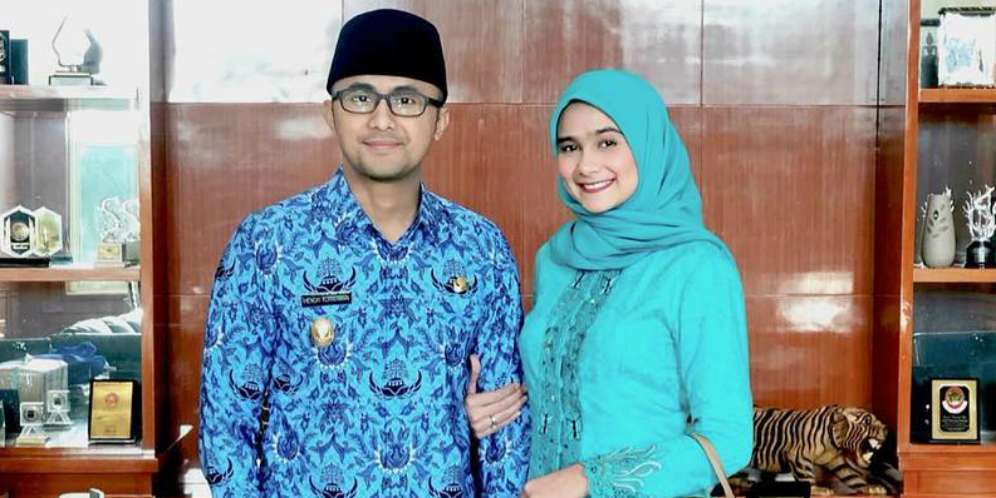 Gaya Modis Sonya Fatmala, Istri Wakil Bupati Hengky Kurniawan