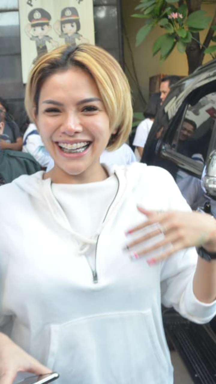 Lepas Hijab, Nikita Mirzani Tak Mau Disandingkan dengan Rina Nose Lepas Hijab, Nikita Mirzani Tak Mau Disandingkan dengan Rina Nose