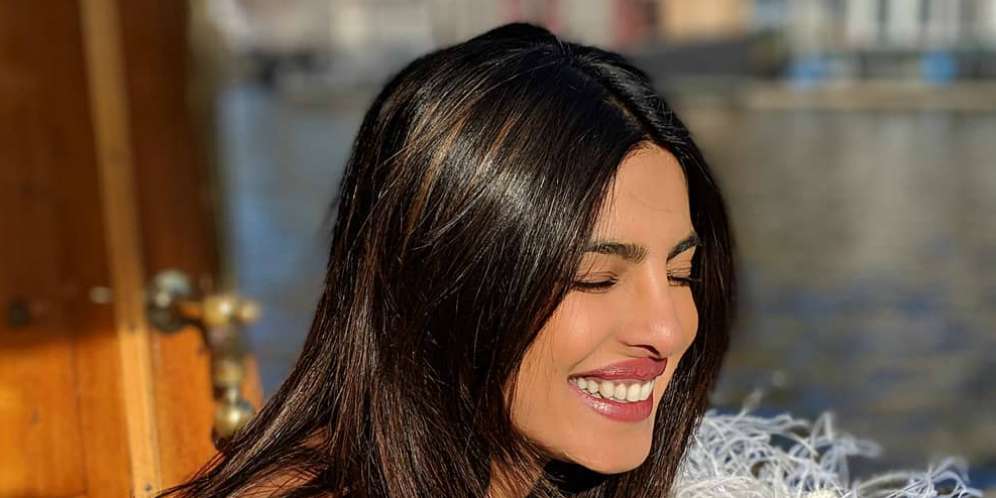 Padu-padan Busana Layering ala Priyanka Chopra