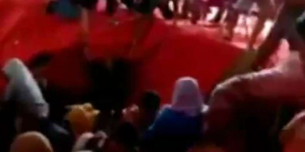 Pengantin Nyemplung ke Kali Saat Panggung Pelaminan Roboh Pengantin Nyemplung ke Kali Saat Panggung Pelaminan Roboh