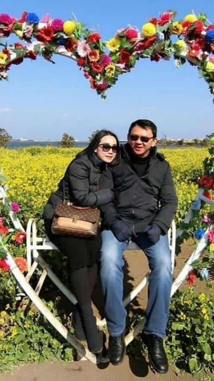 Pose Mesra Bareng Ahok, Tas Mewah Puput Jadi Sorotan