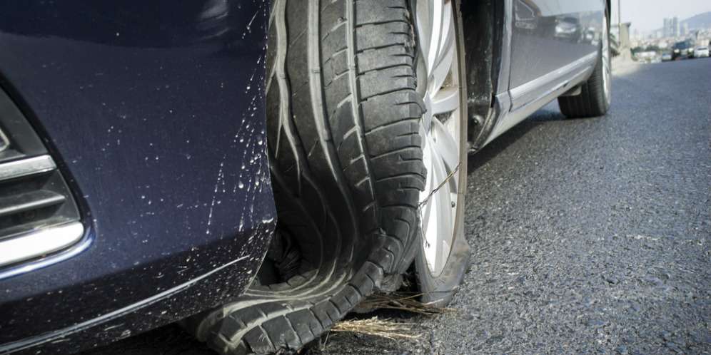 Ban Mobil Tiba-tiba Pecah di Jalan, Harus Bagaimana?