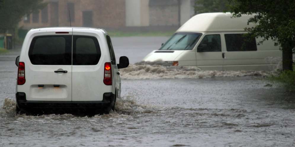 Knalpot Mobil Kemasukan Air ketika Banjir? Begini Solusinya Knalpot Mobil Kemasukan Air ketika Banjir? Begini Solusinya