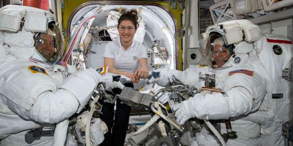 NASA Batalkan Misi Dua Astronot Perempuan Gara-gara Pakaian