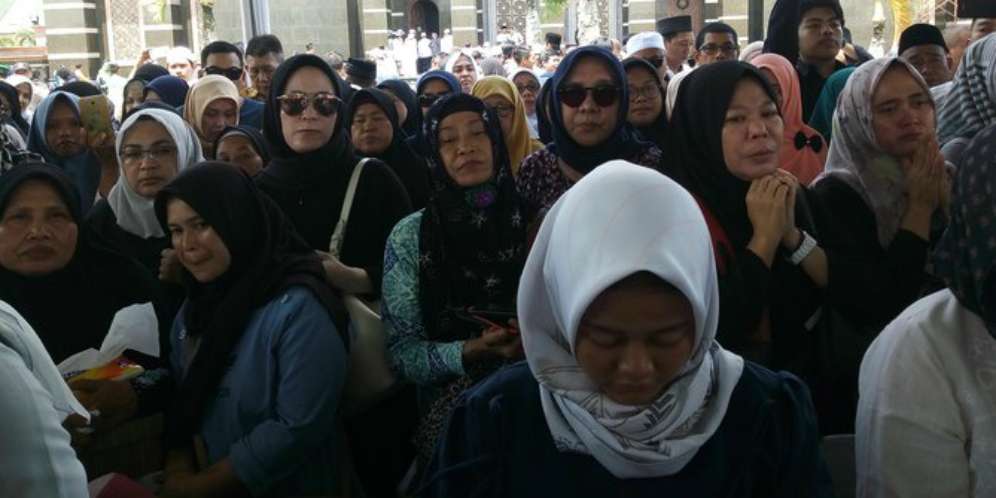 Pemakaman Dian Al Mahri di Masjid Kubah Mas Dihadiri Ribuan Pelayat