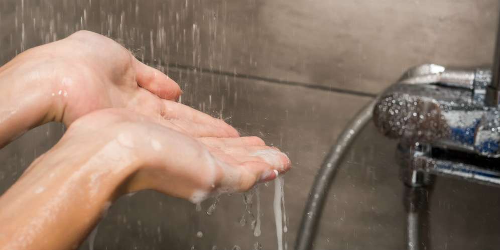 Tak Boleh Sering Mandi dengan Air Hangat, Ini Alasannya