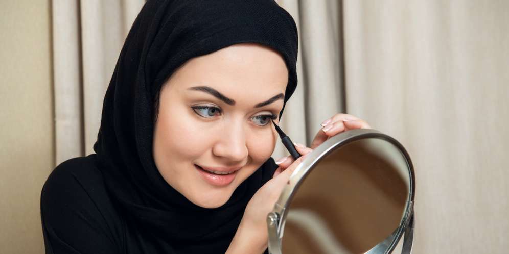 Cara Memakai Eyeliner Agar Mata Tidak Terlihat Lesu