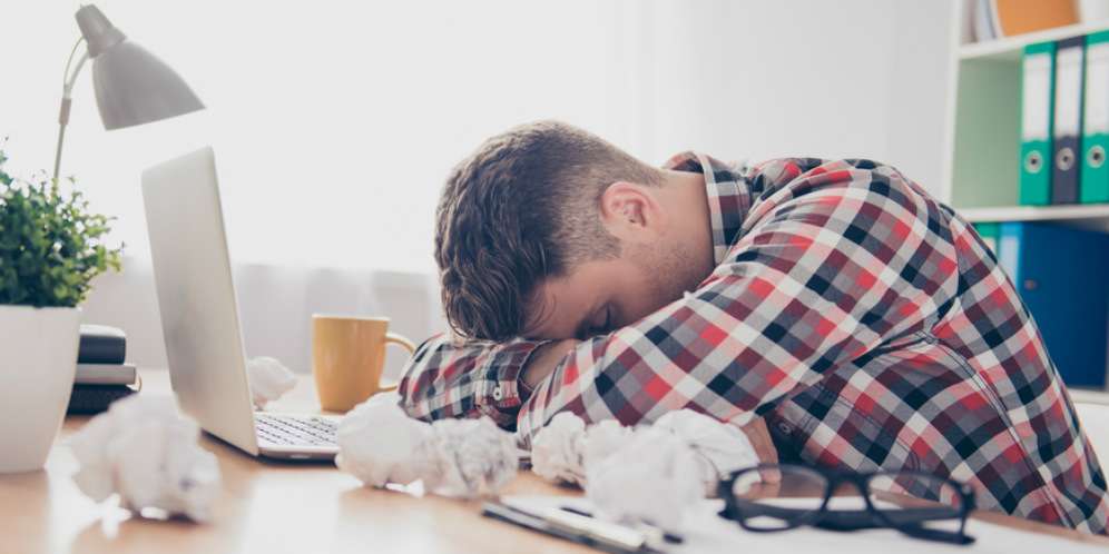 Kecapekan, Gaya Tidur Karyawan Ini Jadi Sorotan Kecapekan, Gaya Tidur Karyawan Ini Jadi Sorotan