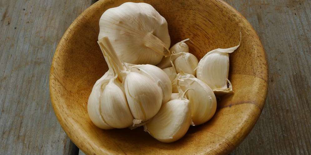 Trik Kupas Bawang Putih Super Cepat Ini Jadi Viral