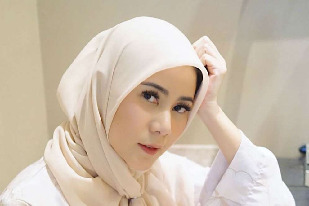 Gaya Hijab Baru Cynthia Ramlan Jadi Sorotan