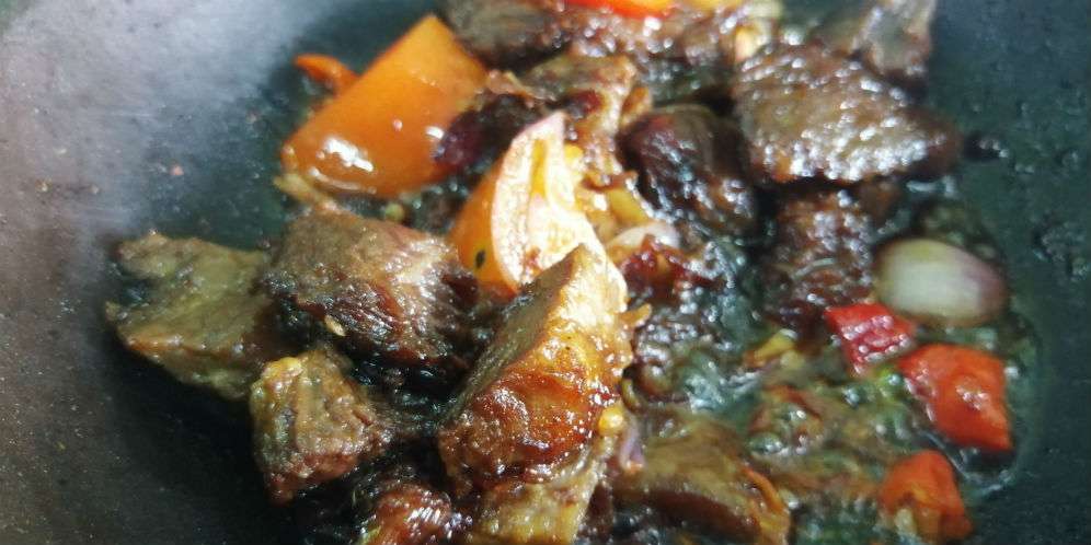 Iga Bakar 'Ngebul' di Piring Tanah Liat Bikin Nagih