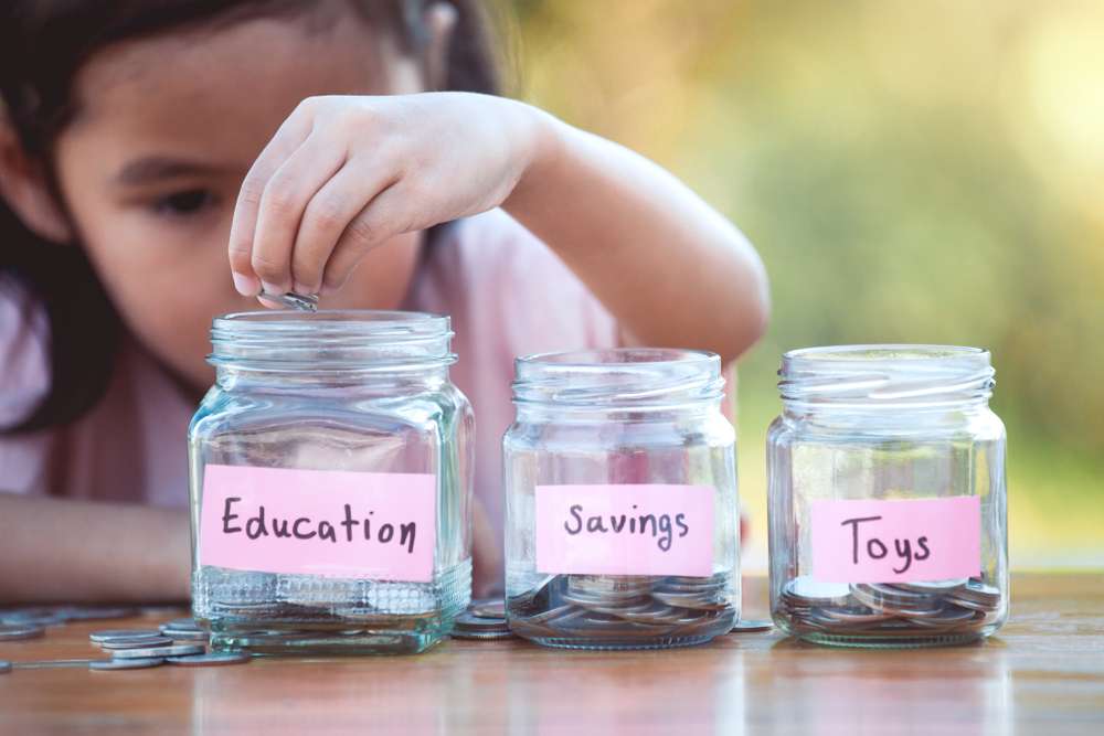 6 Cara Mengajarkan Anak untuk Menabung, Kuncinya Komunikasi!