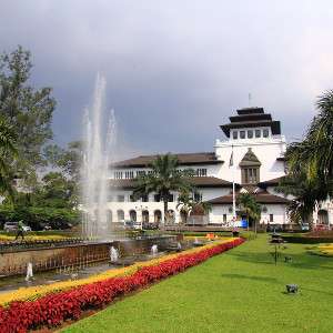 5 Wisata Bandung Paket Lengkap, dari Belanja hingga Budaya