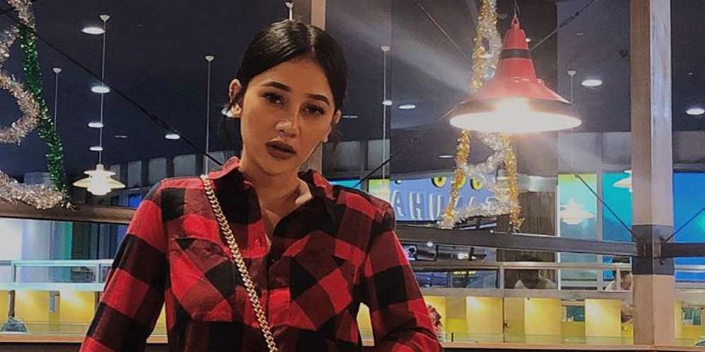 Tampil Simpel, Tas Rp56 Juta Mutia Ayu Disorot