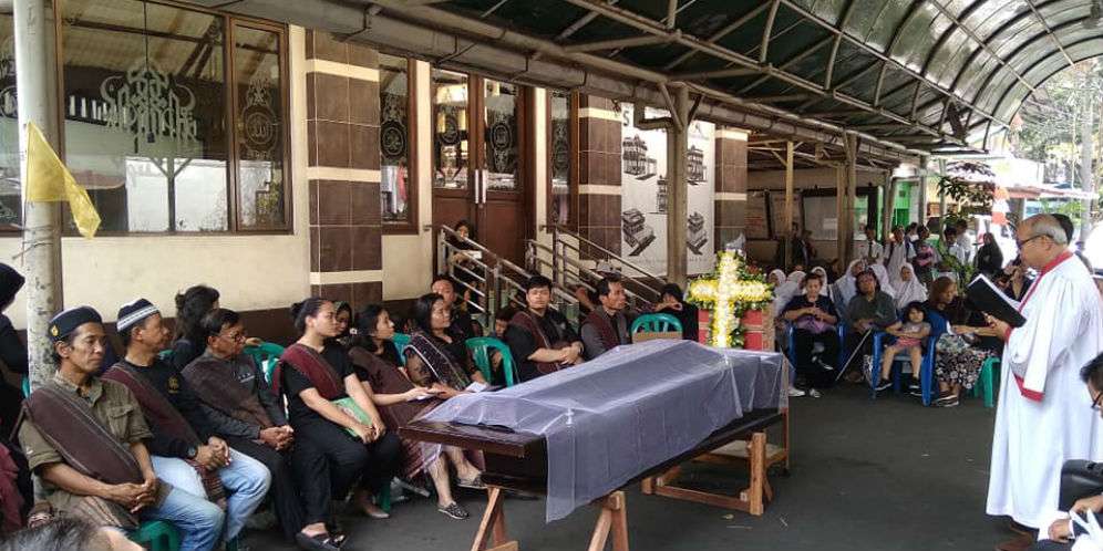 Umat Kristiani Kebaktian di Halaman Masjid di Cempaka Putih