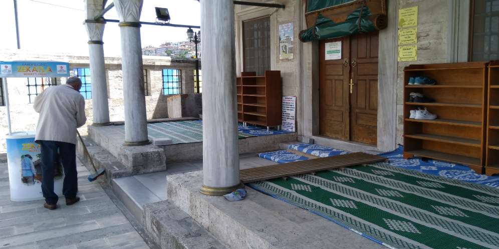 Menjual Barang Wakaf Masjid Sudah Rusak, Bolehkah?