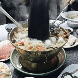 Makan di Restoran Hotpot, Sekelompok Pria Alami Hal Mengerikan