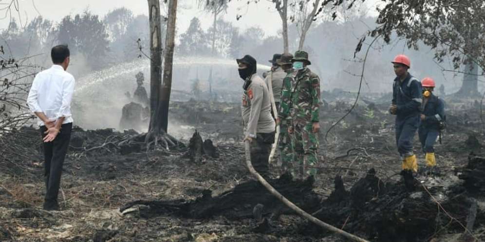 Tinjau Kebakaran Hutan di Riau, Sepatu Kotor Jokowi Jadi Bahan Nyinyiran Netizen