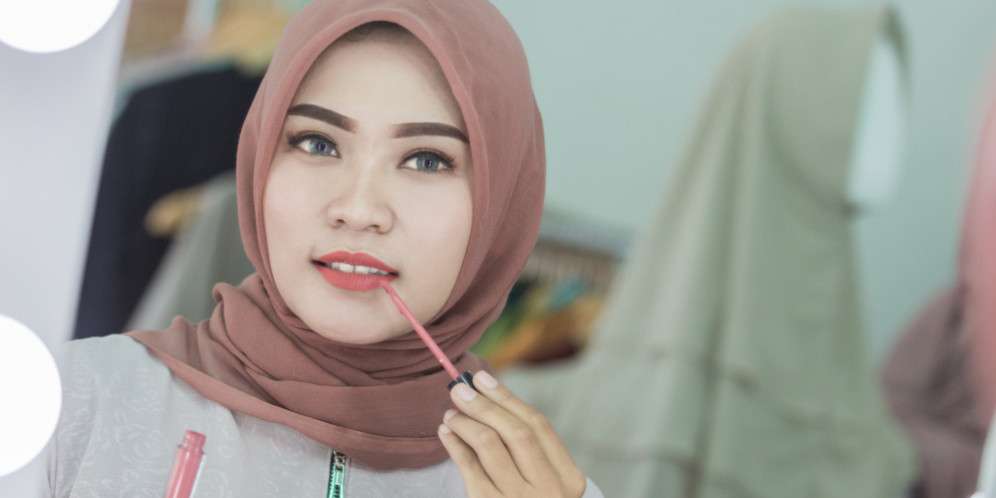 5 Langkah Cara Memakai Lipstik untuk Bentuk Bibir Cupidâ€™s Bow Sempurna