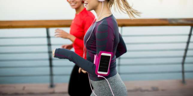 Ternyata, Jogging Sambil Bawa HP Tidak Baik Bagi Kesehatan Jangka Panjang