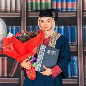 Tak Kenal Menyerah, Pengidap Kanker Tulang Ini Lulus Diploma