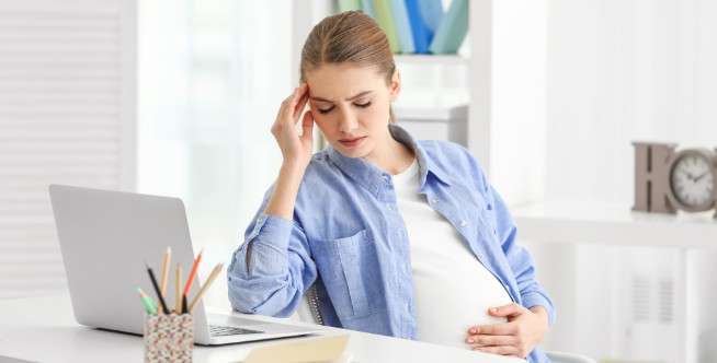 Tanda Kehamilan: Mudah Berjerawat dan Mood Swings