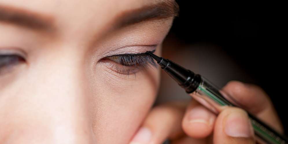 Tutorial Cara Memakai Eyeliner untuk Mata Berbentuk Almond Tutorial Cara Memakai Eyeliner untuk Mata Berbentuk Almond