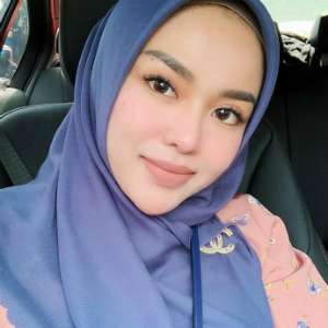 Inspirasi Padu Padan Rok Plisket Kasual ala Medina Zein