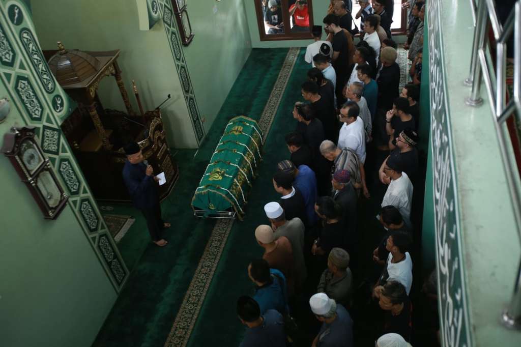 Ria Irawan sholatkan jenazah ria
