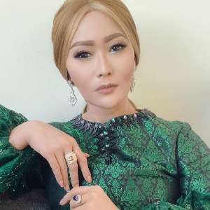 Mirip Ular Piton, Tas Inul Daratista Bikin Ngeri Warganet