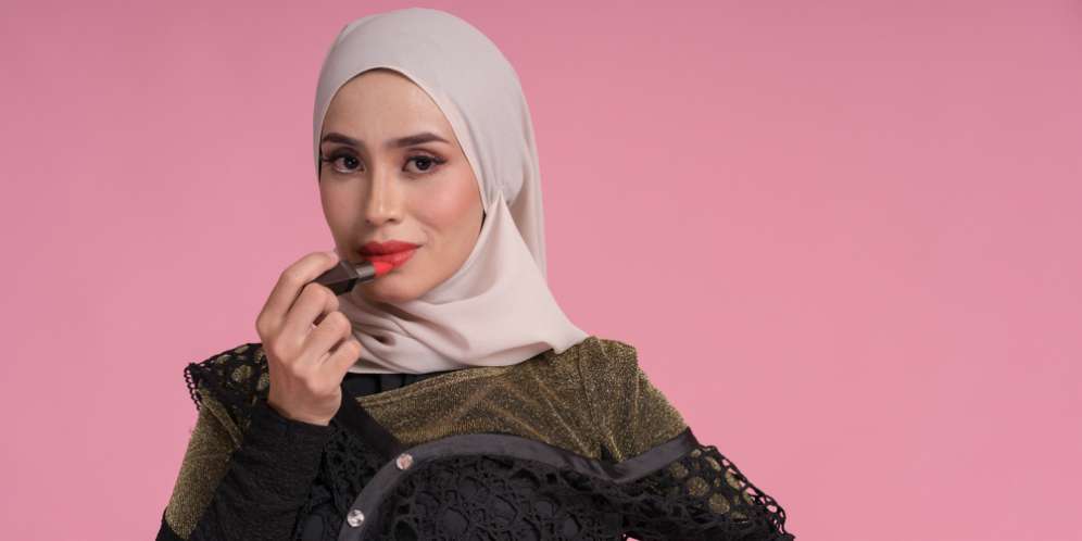 Tips Pakai Lipstik di Bibir, Pipi dan Kelopak Mata