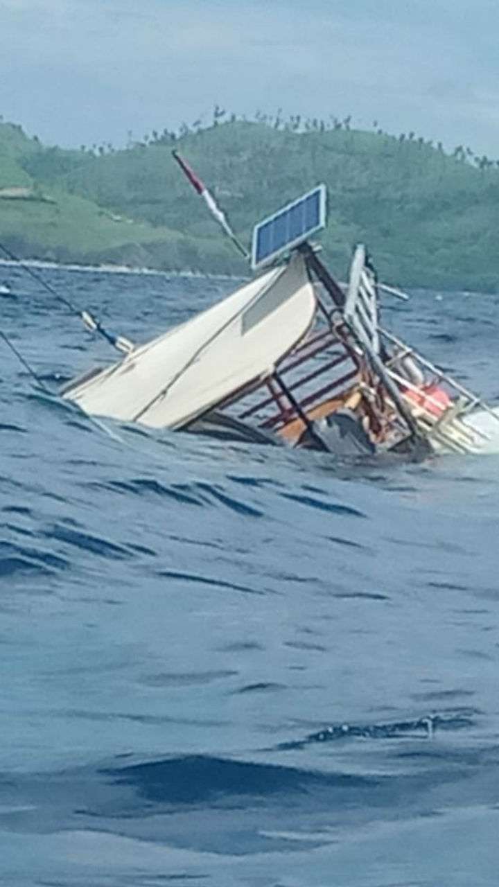 BNPB Sebut Kapal Pewarta Terbalik karena Gelombang Tinggi
