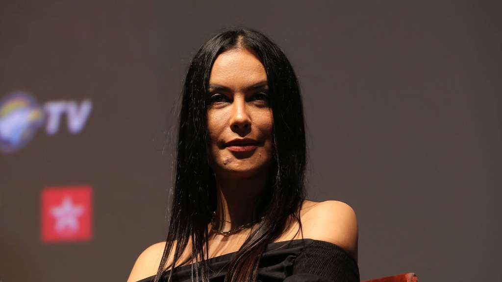 7 Potret Cantiknya Sophia Latjuba dalam Balutan Busana Hitam