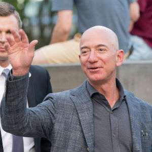 Ponsel Miliarder Jeff Bezos Diretas Putra Mahkota Arab Saudi?