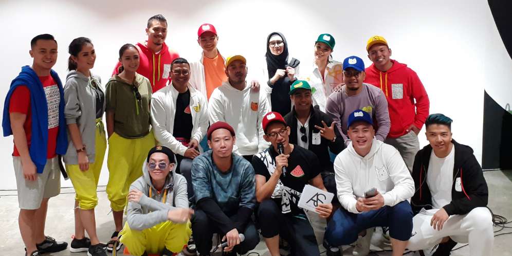 Penyanyi Ari Sanjaya Kenalkan Koleksi Street Style Sportswear