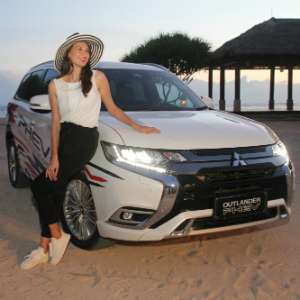 Nadine Chandrawinata Lebih Suka Nyetir Mobil Sendiri