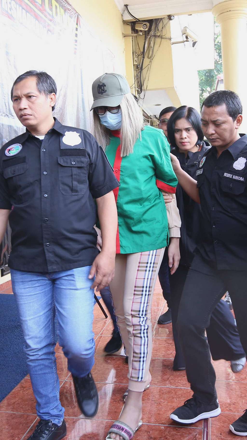 KTP Wanita Paspor Pria, Polisi Bingung Pilih Sel Lucinta Luna
