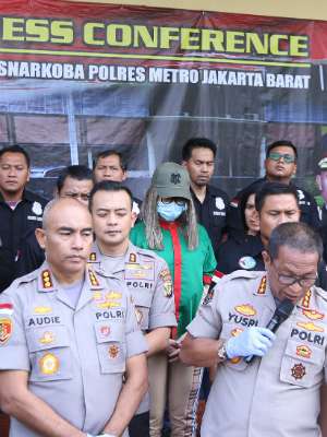 KTP Wanita Paspor Pria, Polisi Bingung Pilih Sel Lucinta Luna