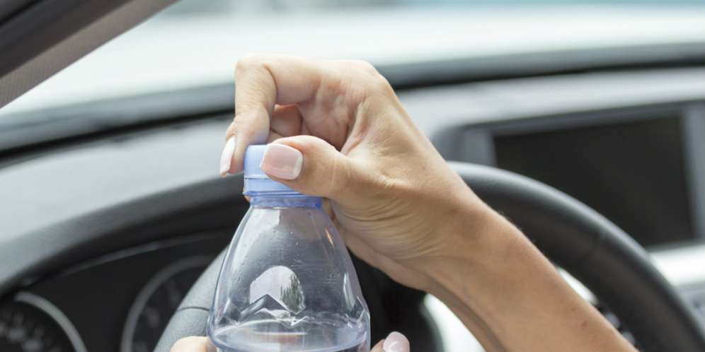 Jangan Sembarangan Taruh Botol Air Minum di Mobil