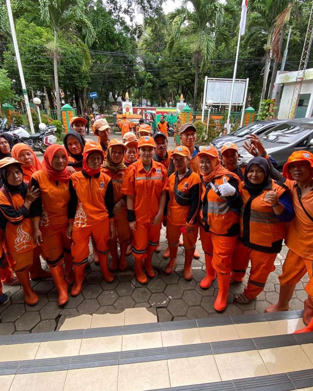 Ashanty dan petugas kebersihan kota