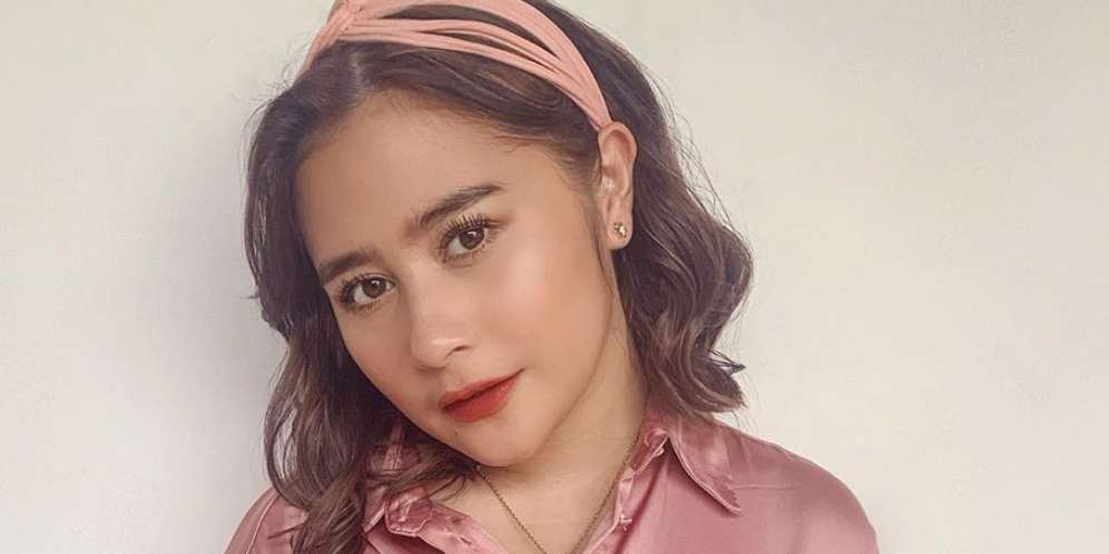 Stress di Rumah, Prilly Latuconsina Tampil Sporty Saat Yoga